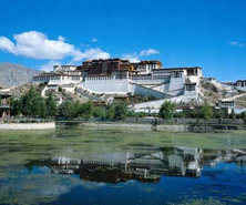 西藏不仅有世界屋脊奇异的地质地貌和独特的自然风光，而且有别具一格的社会人文景观，仅寺庙在历******盛时**有2700多座，还有不少宫殿、园林、城堡、要塞、古墓、古碑等。雅砻河风景名胜区。距拉萨150公里，位于号称“西藏粮仓”的山南地区南部，是藏民族公认的发祥地。区内主要名胜：雍布拉康，藏语意为“母子宫”，在山南地区乃东县东南，雅砻河东岸的山顶上。相传建于公元前1世纪，****内保存有历代文物、典籍，是西藏**早的宫殿建筑遗址。桑耶寺，建于公元779年，藏语意为“无边寺”，“存想寺”。